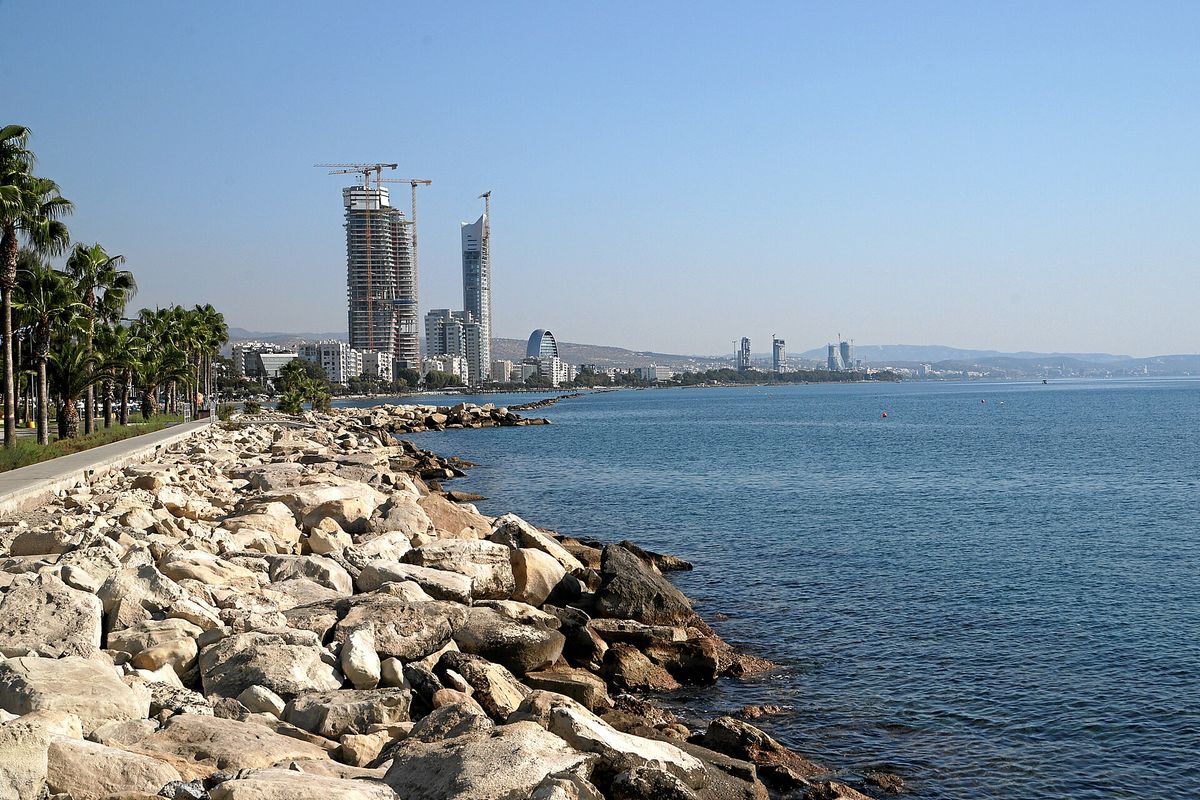 טיילת החוף של לימסול, עם הים מימין ומגדלי העיר ברקע