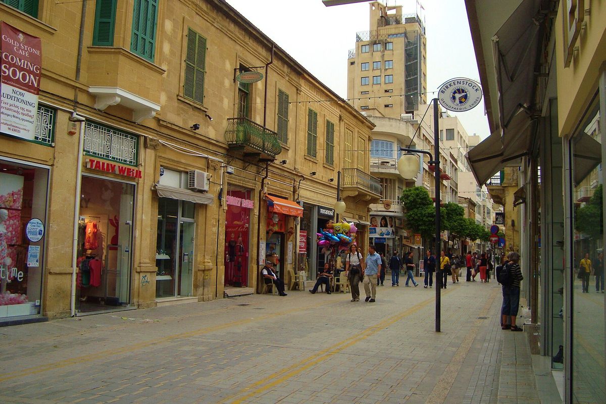 רחוב לדרה בעיר העתיקה של ניקוסיה, רחוב הולכי רגל עם חנויות